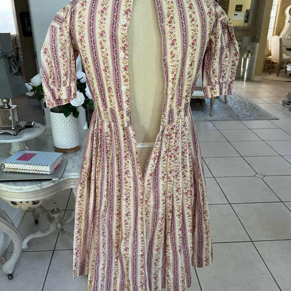 Knee length floral cottage dress - Picture 3 of 4